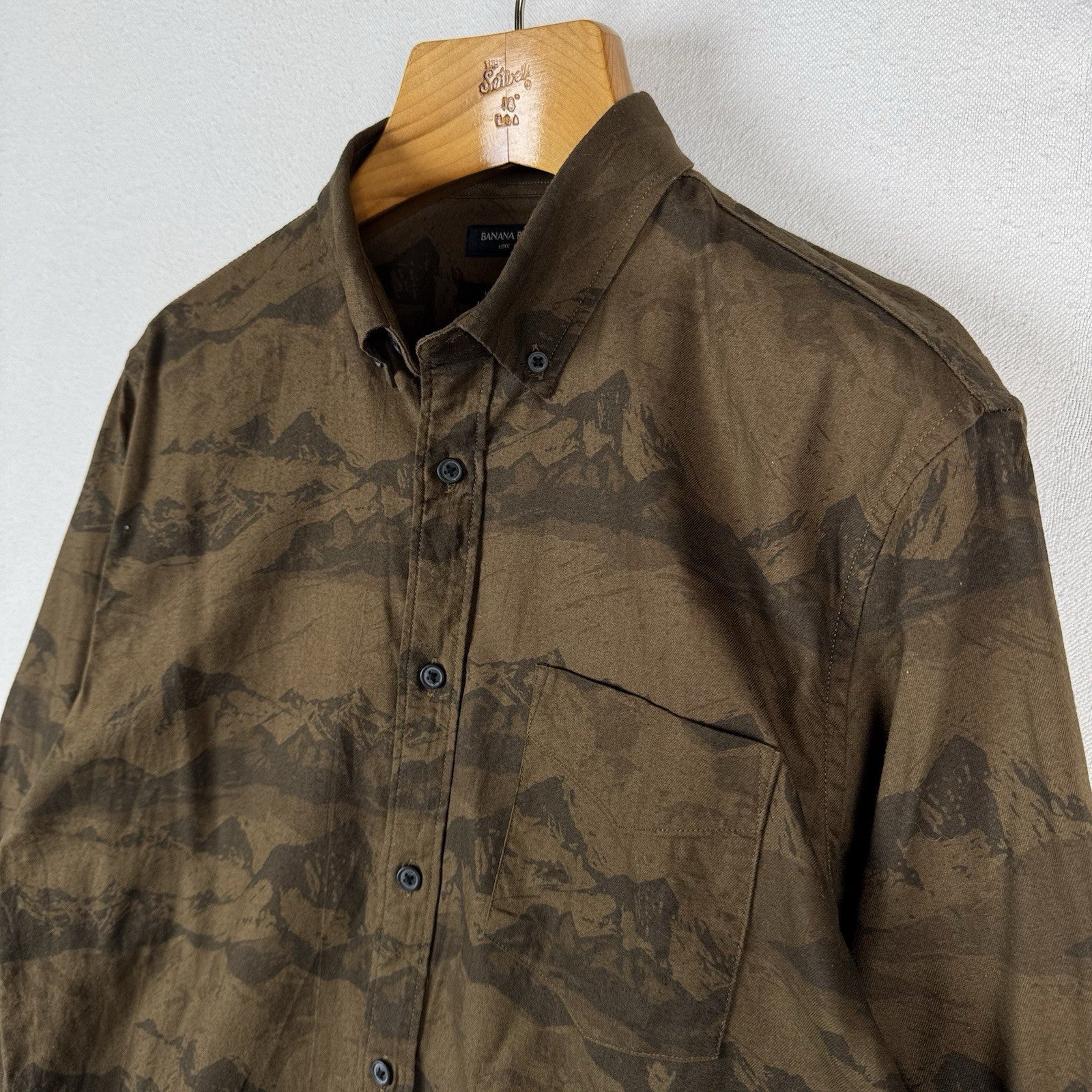 Banana Republic Luxe Flannel Men’s M Mountains Button Up Slim Untucked Shirt