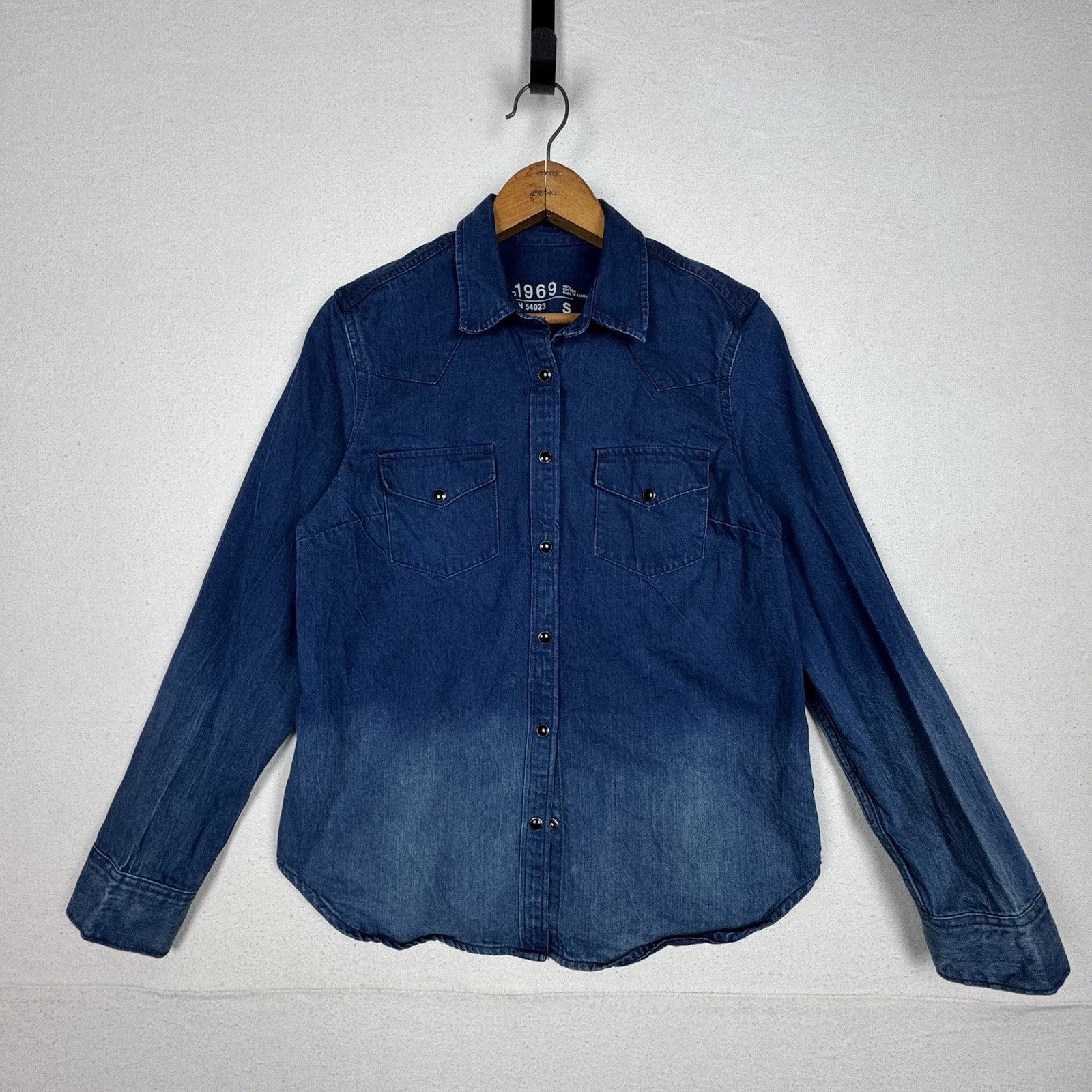 Gap 1969 Womens Snap Shirt Small Long Sleeve Denim Top Cotton Dark Indigo Ombre
