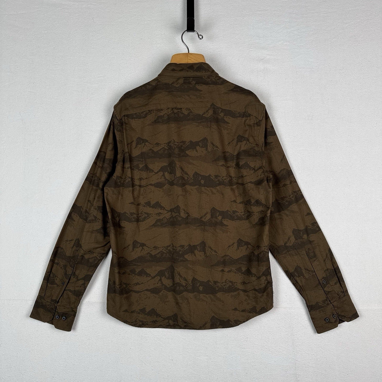 Banana Republic Luxe Flannel Men’s M Mountains Button Up Slim Untucked Shirt