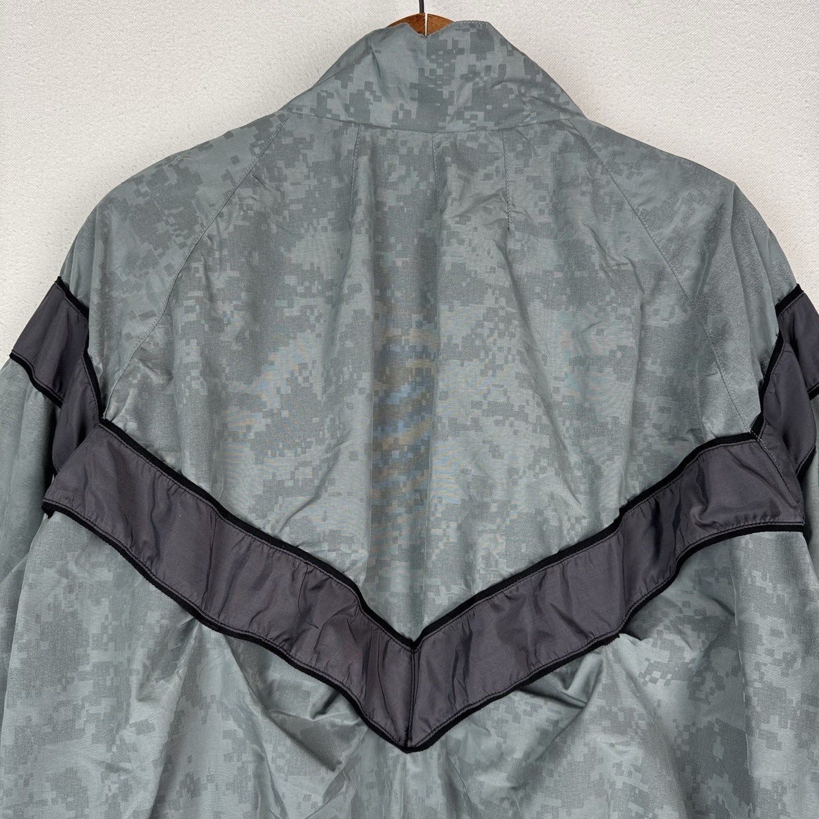 Army IFPU Jacket Men’s Small Gray Black Reflective Training Athletic Windbreaker