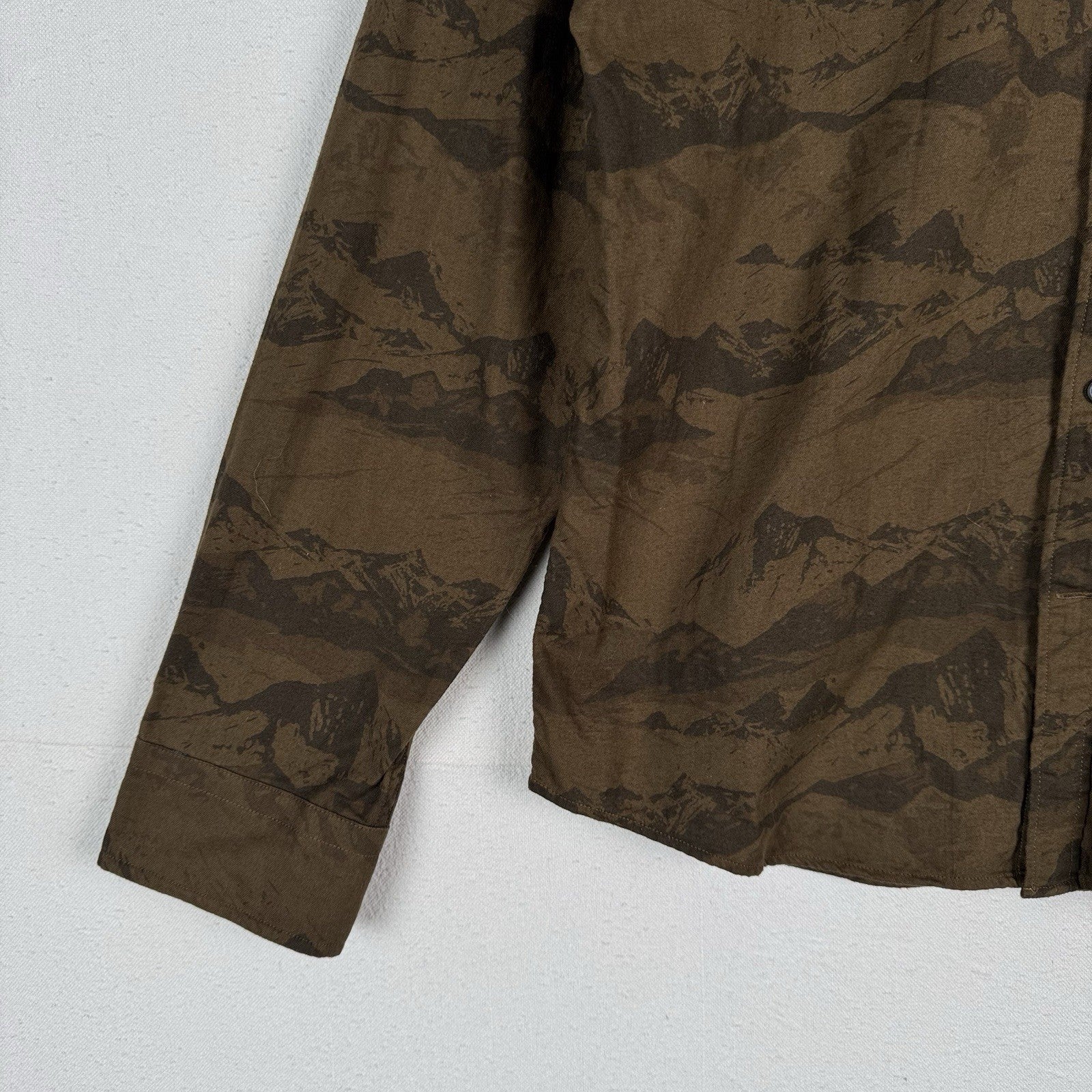 Banana Republic Luxe Flannel Men’s M Mountains Button Up Slim Untucked Shirt