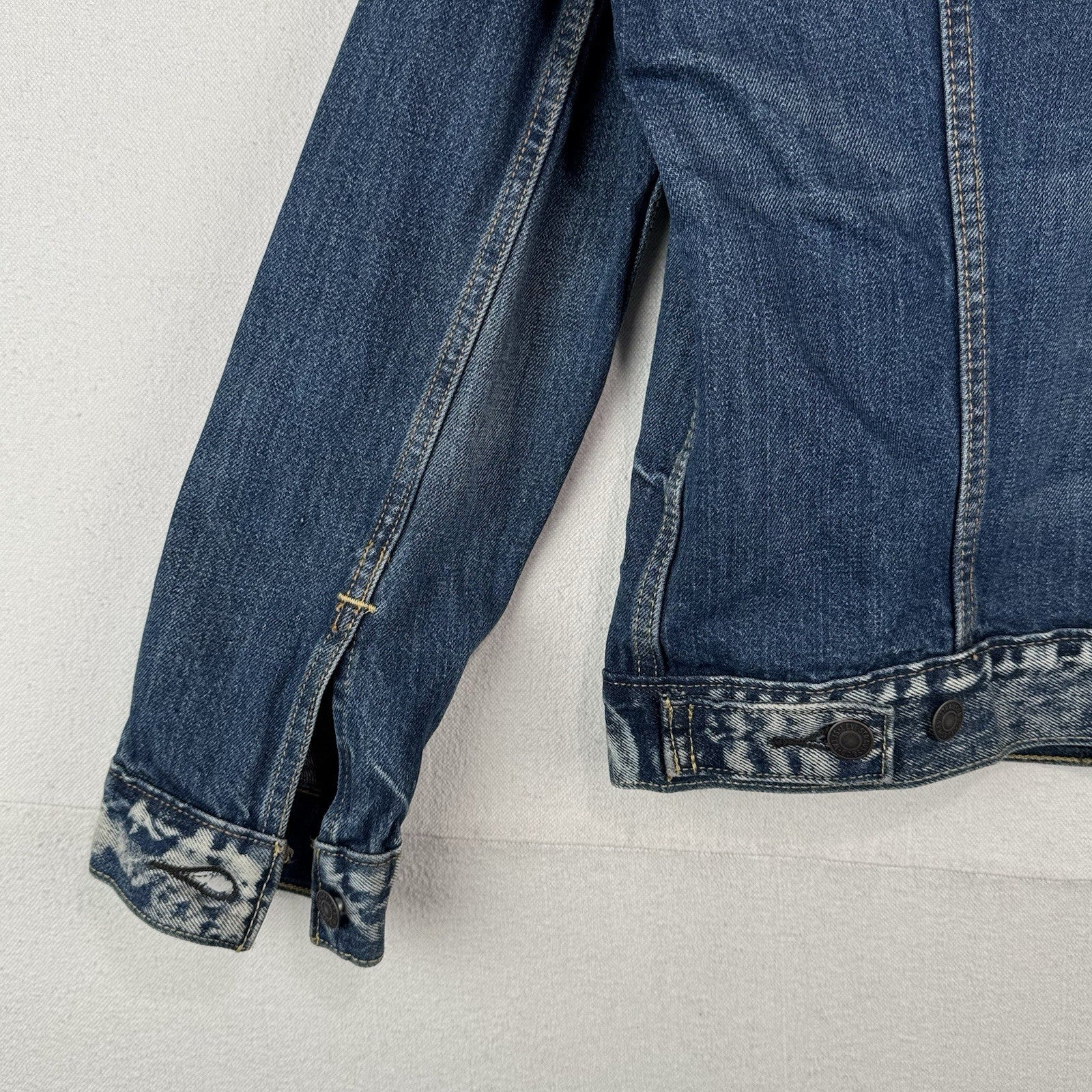 Levi’s Strauss Co Men’s M Blue Denim Trucker Jacket Faded Distressed