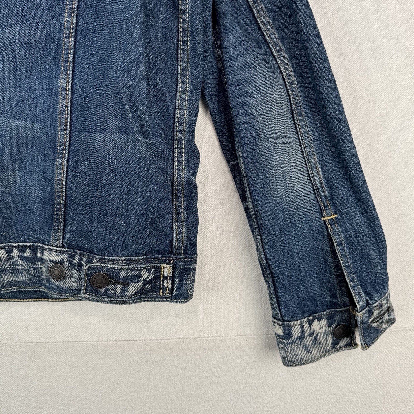 Levi’s Strauss Co Men’s M Blue Denim Trucker Jacket Faded Distressed