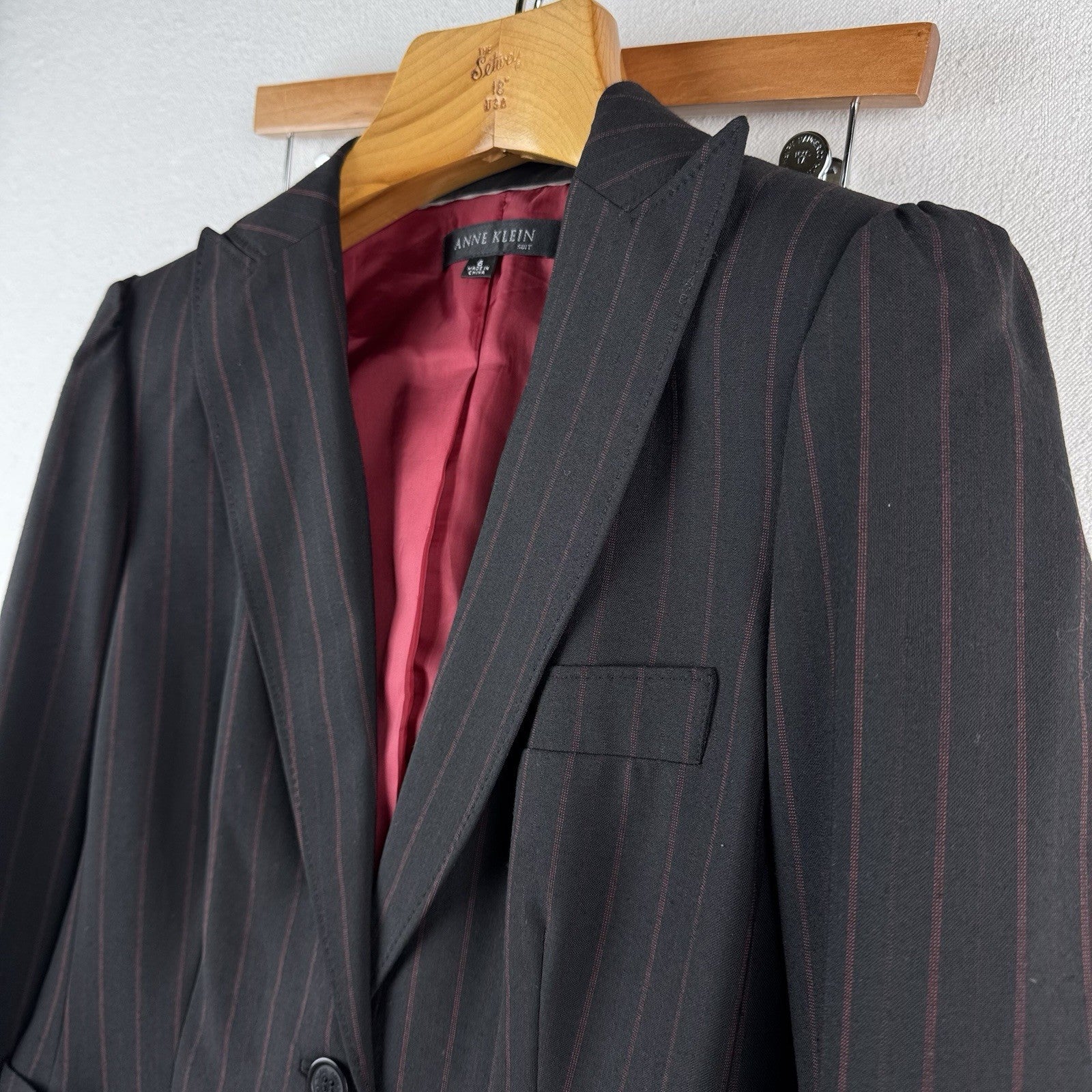 Anne Klein Women’s 6 Pant Suit Two Piece Set Black Red Pinstripe Leg=9.5”