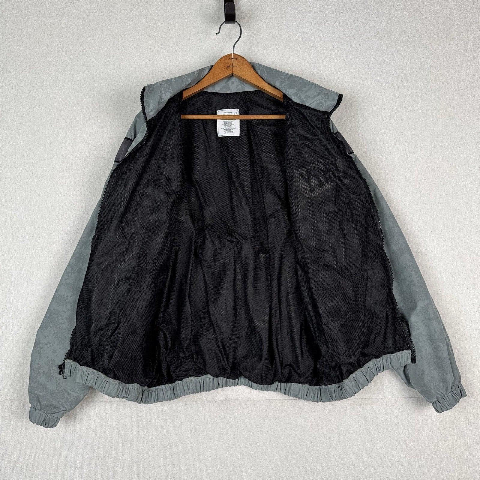 Army IFPU Jacket Men’s Small Gray Black Reflective Training Athletic Windbreaker