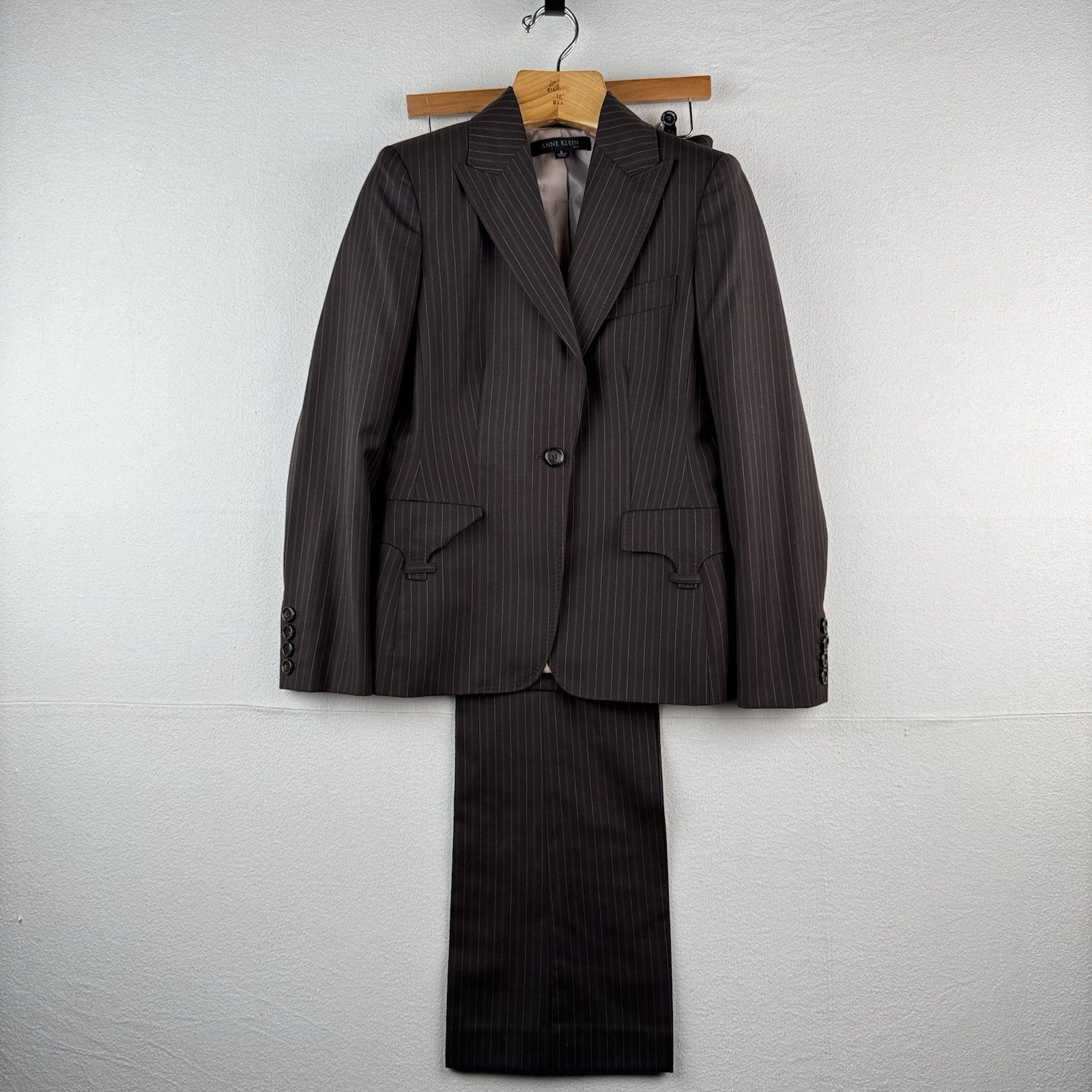 Anne Klein Women's 6 Pant Suit Two Piece Set Brown Pink Pinstripe Leg=10”