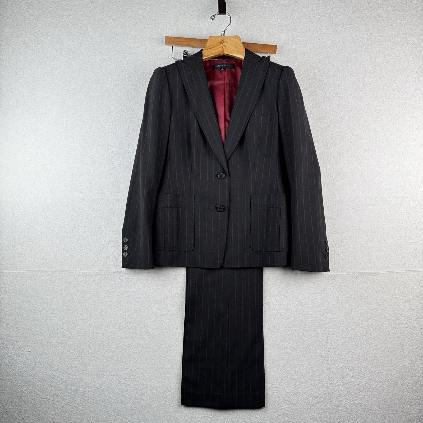Anne Klein Women’s 6 Pant Suit Two Piece Set Black Red Pinstripe Leg=9.5”