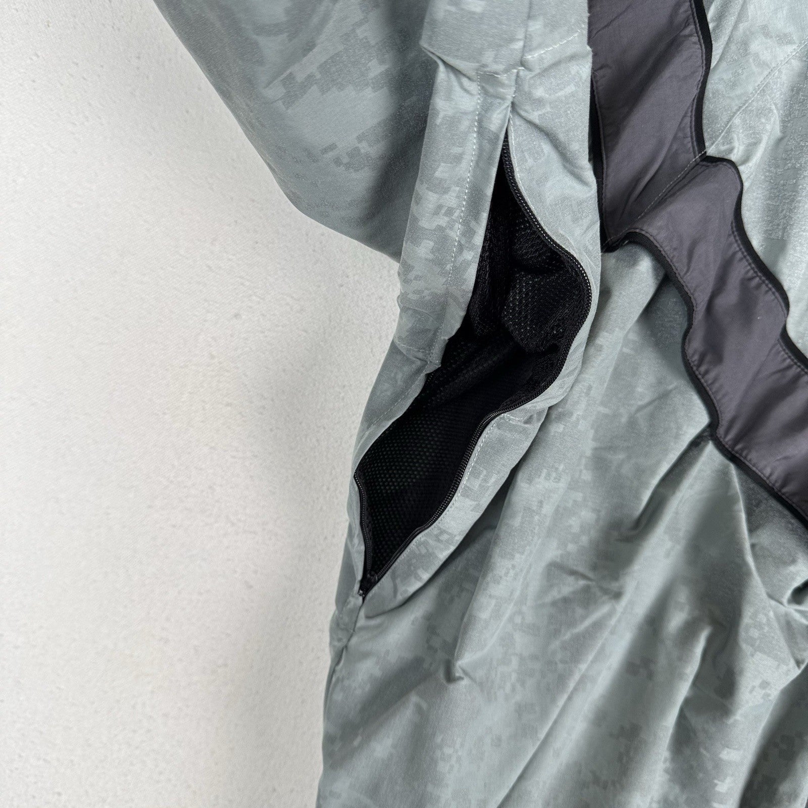 Army IFPU Jacket Men’s Small Gray Black Reflective Training Athletic Windbreaker