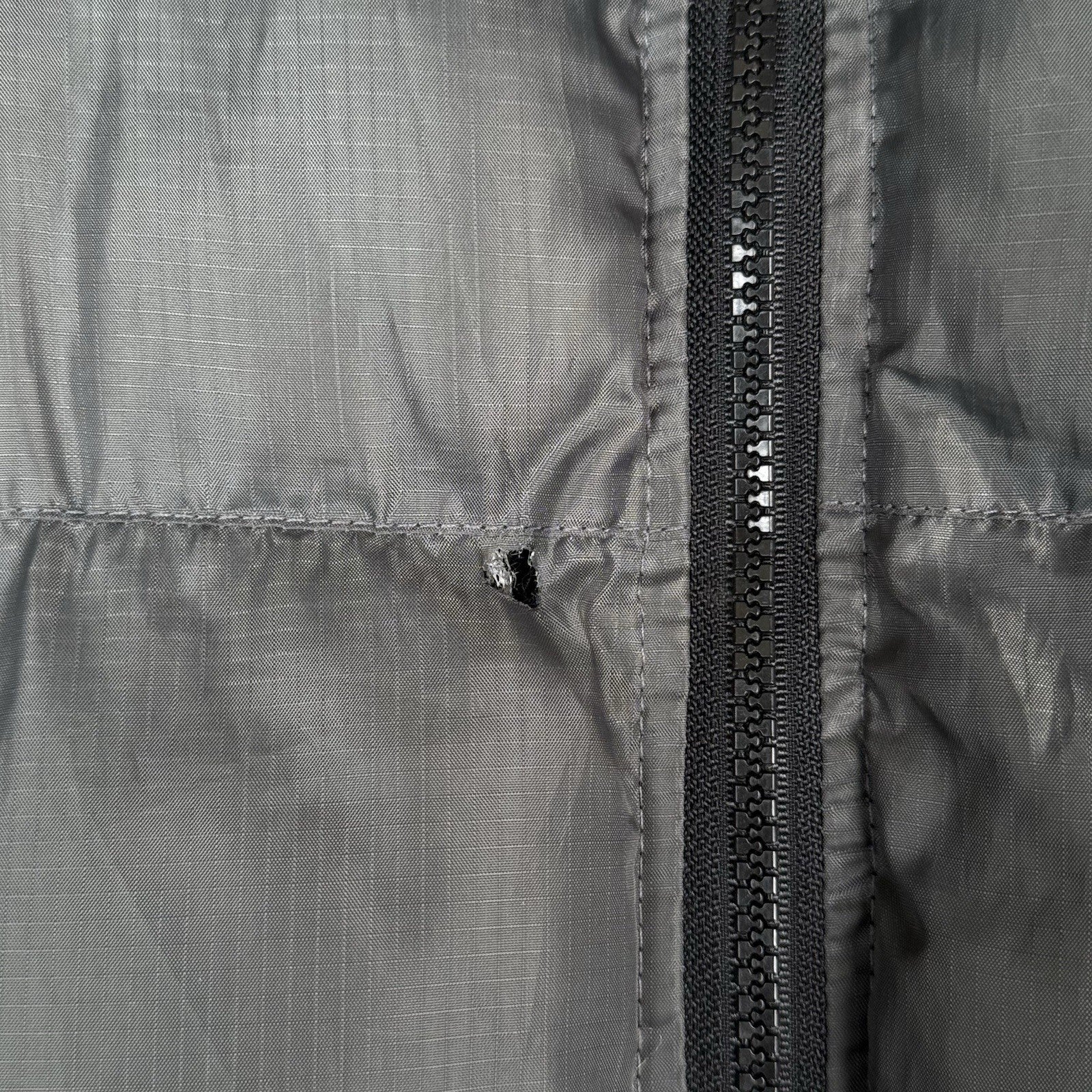 Avirex Puffer Vest Mens Medium M Gray Full Zip Stowaway Hood *Small Hole