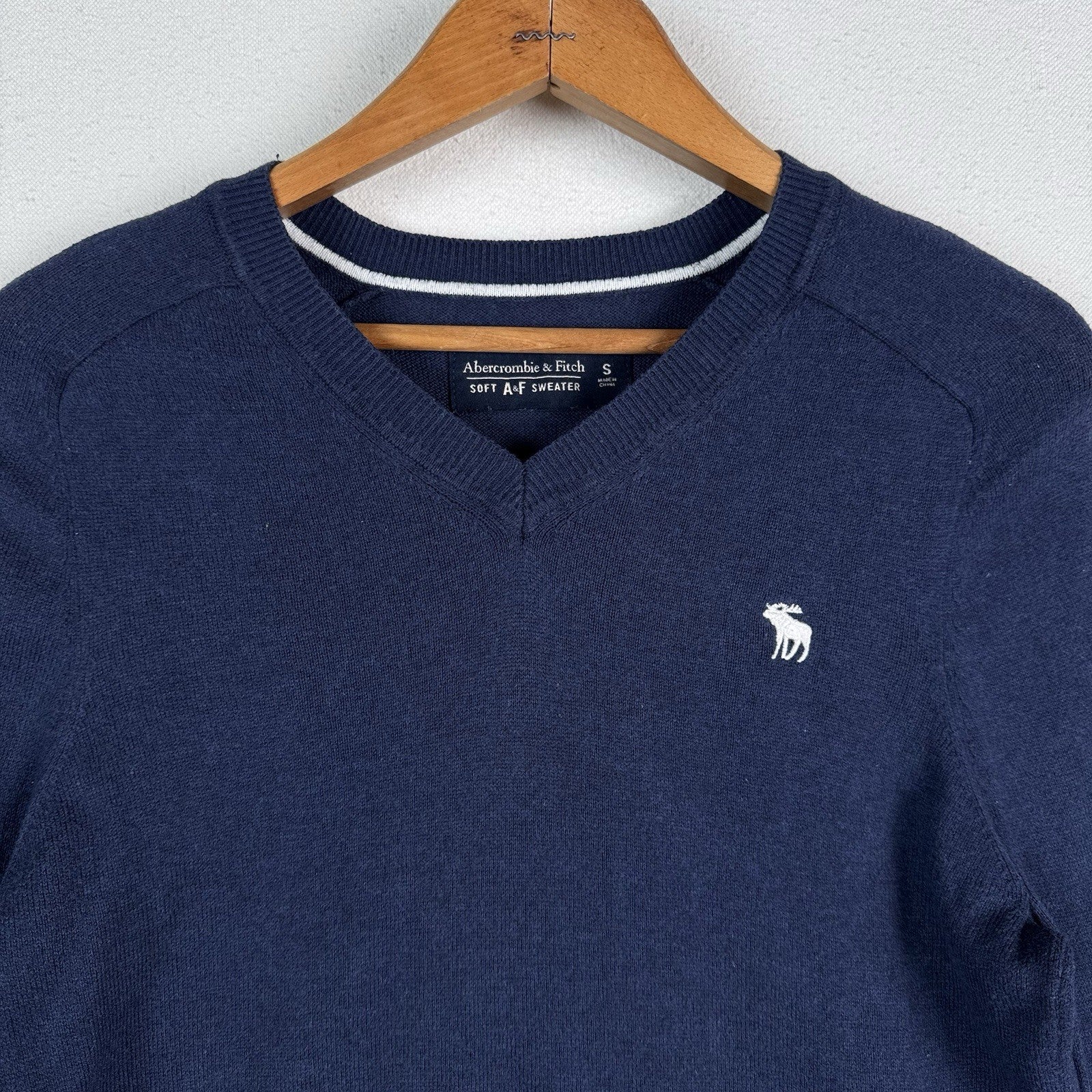 A&F Abercrombie & Fitch Women’s Navy Soft Cotton Cashmere V-Neck Sweater Small