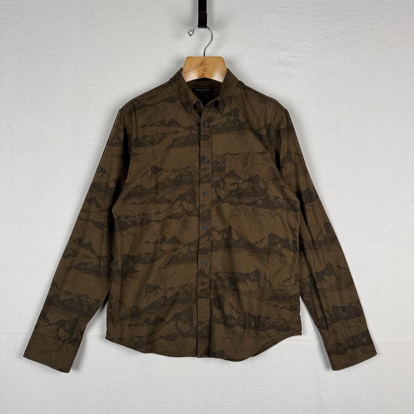 Banana Republic Luxe Flannel Men’s M Mountains Button Up Slim Untucked Shirt