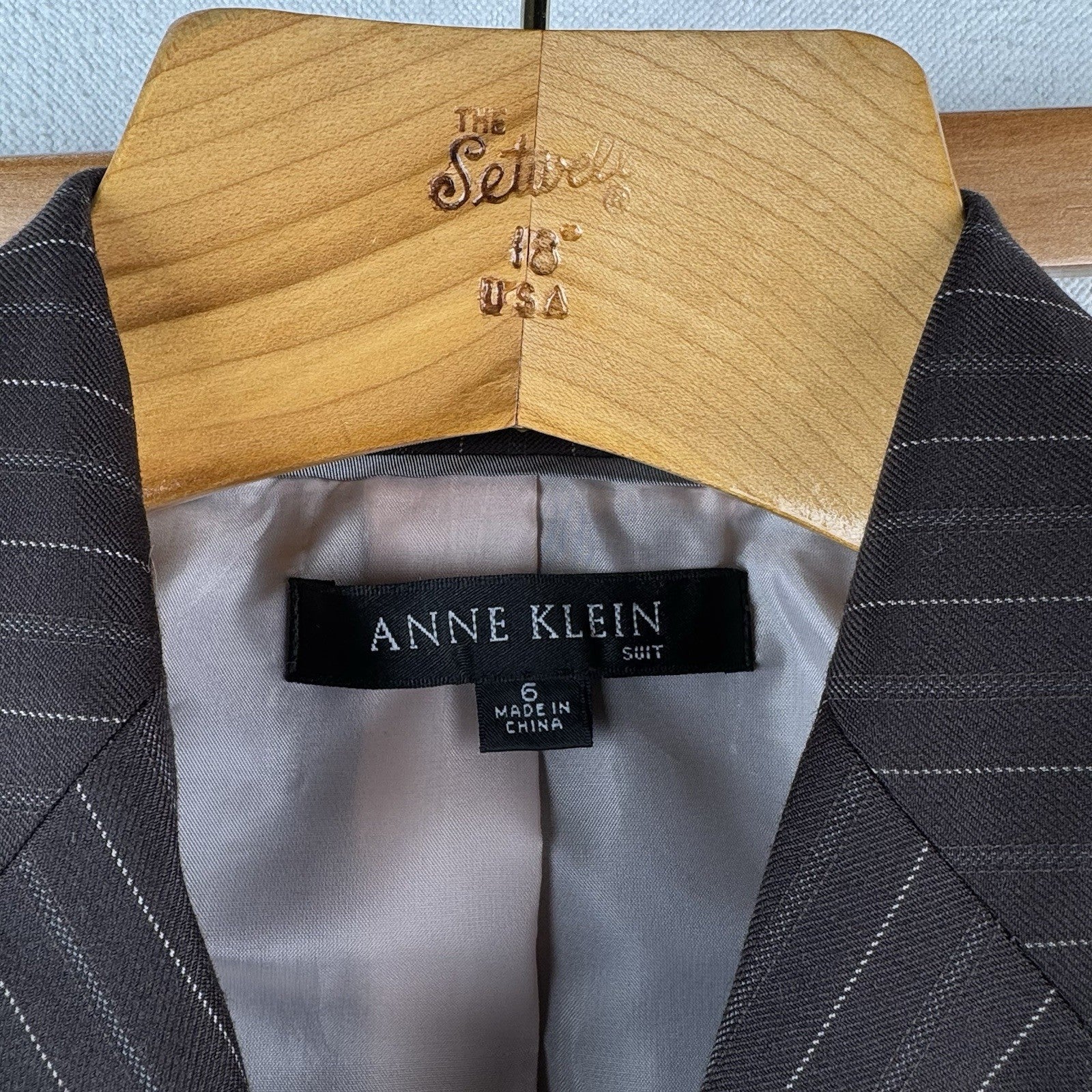 Anne Klein Women's 6 Pant Suit Two Piece Set Brown Pink Pinstripe Leg=10”