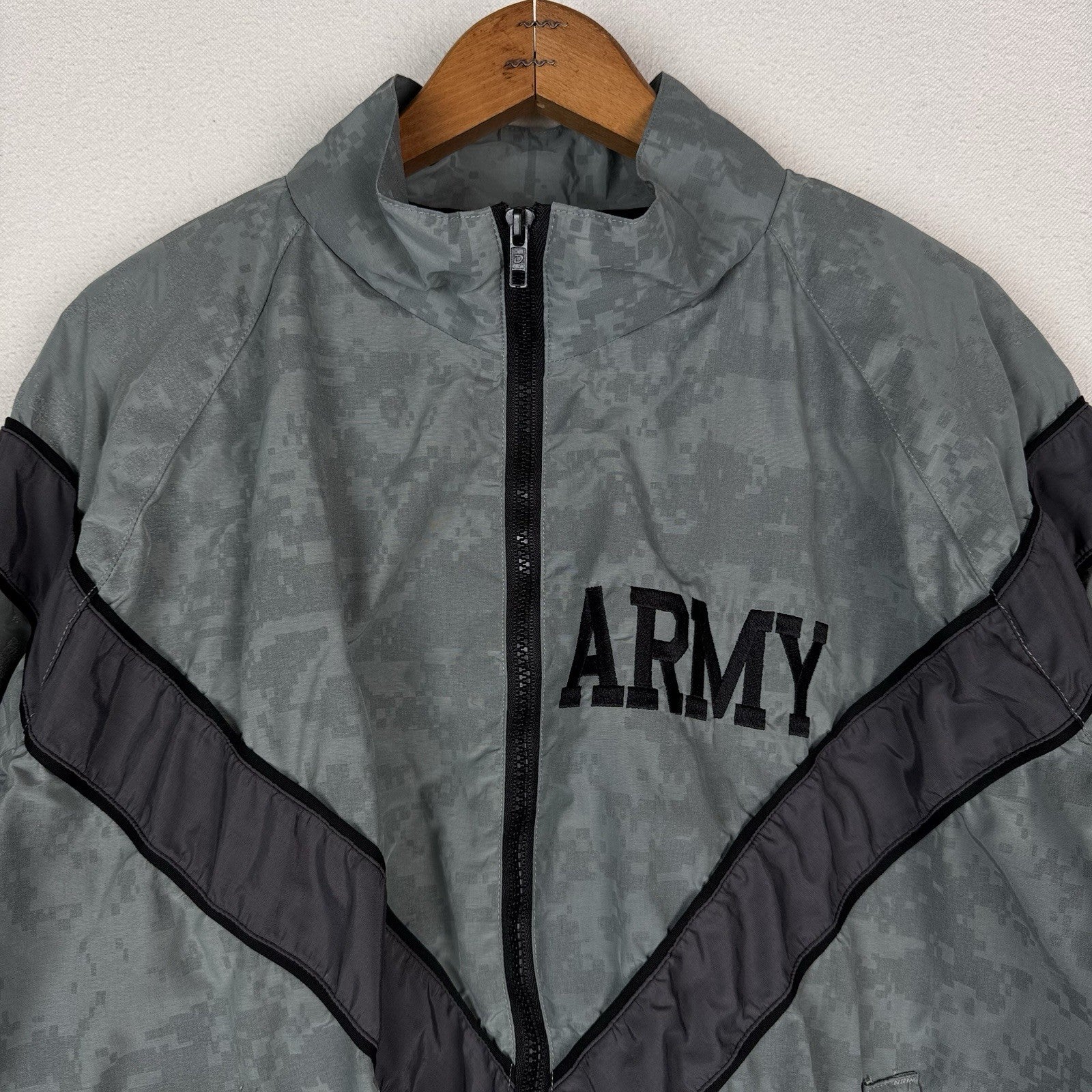 Army IFPU Jacket Men’s Small Gray Black Reflective Training Athletic Windbreaker
