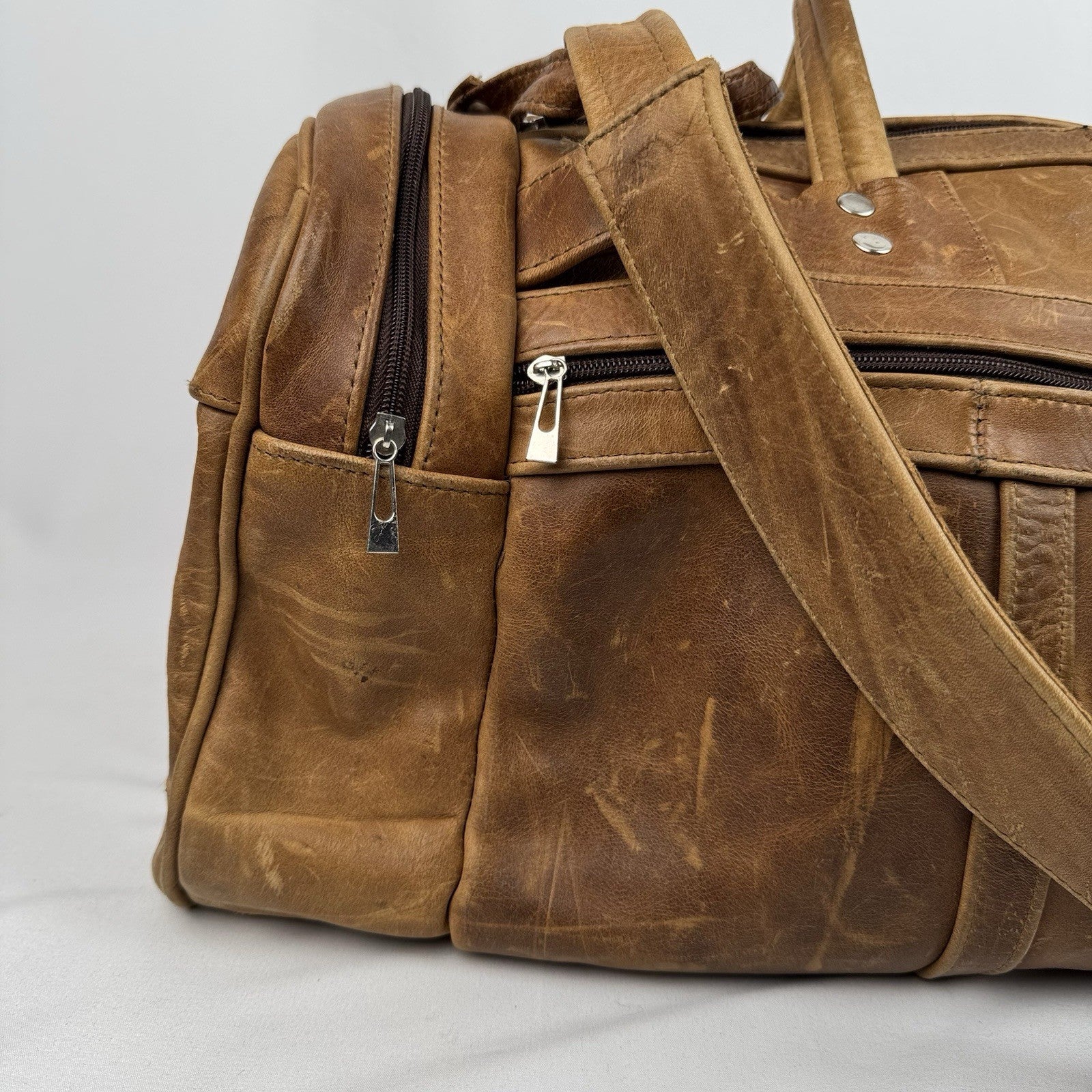 Vtg Tan Leather Duffle Bag Travel Weekender Gym Luggage Side Grab Handles 22”