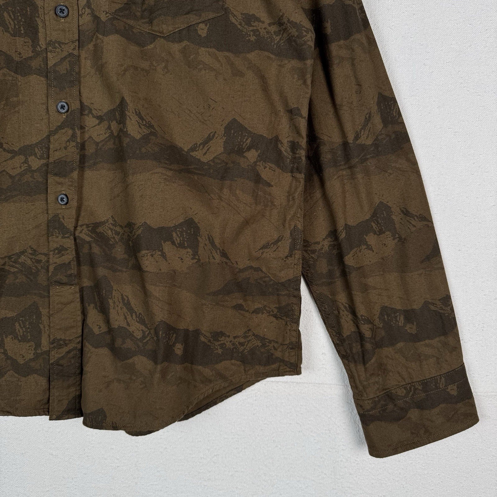 Banana Republic Luxe Flannel Men’s M Mountains Button Up Slim Untucked Shirt