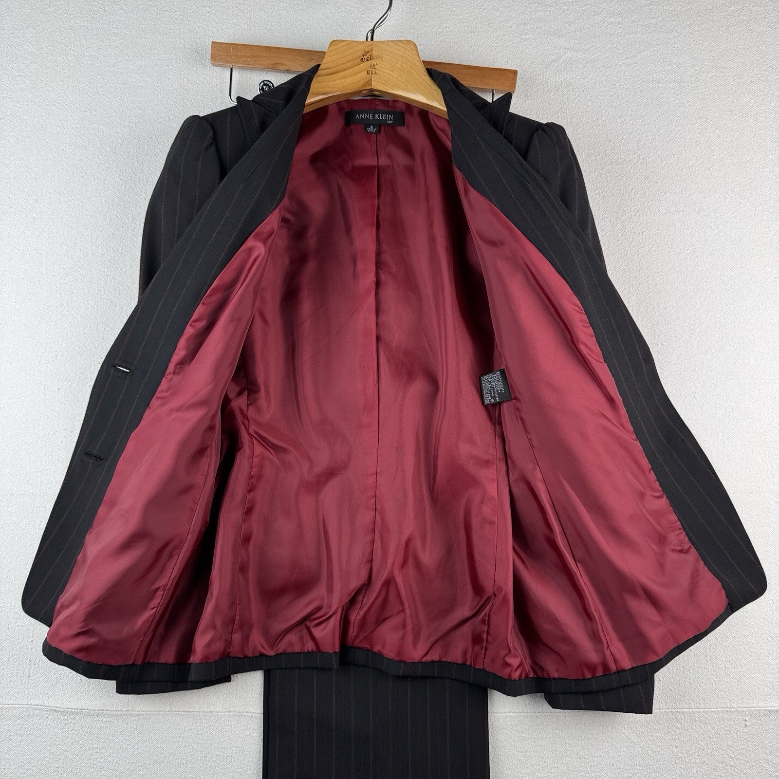 Anne Klein Women’s 6 Pant Suit Two Piece Set Black Red Pinstripe Leg=9.5”