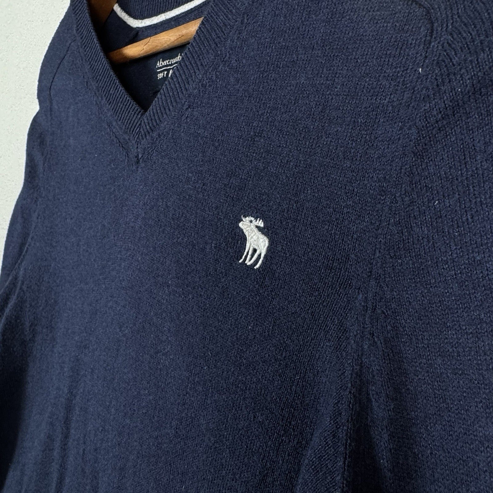 A&F Abercrombie & Fitch Women’s Navy Soft Cotton Cashmere V-Neck Sweater Small