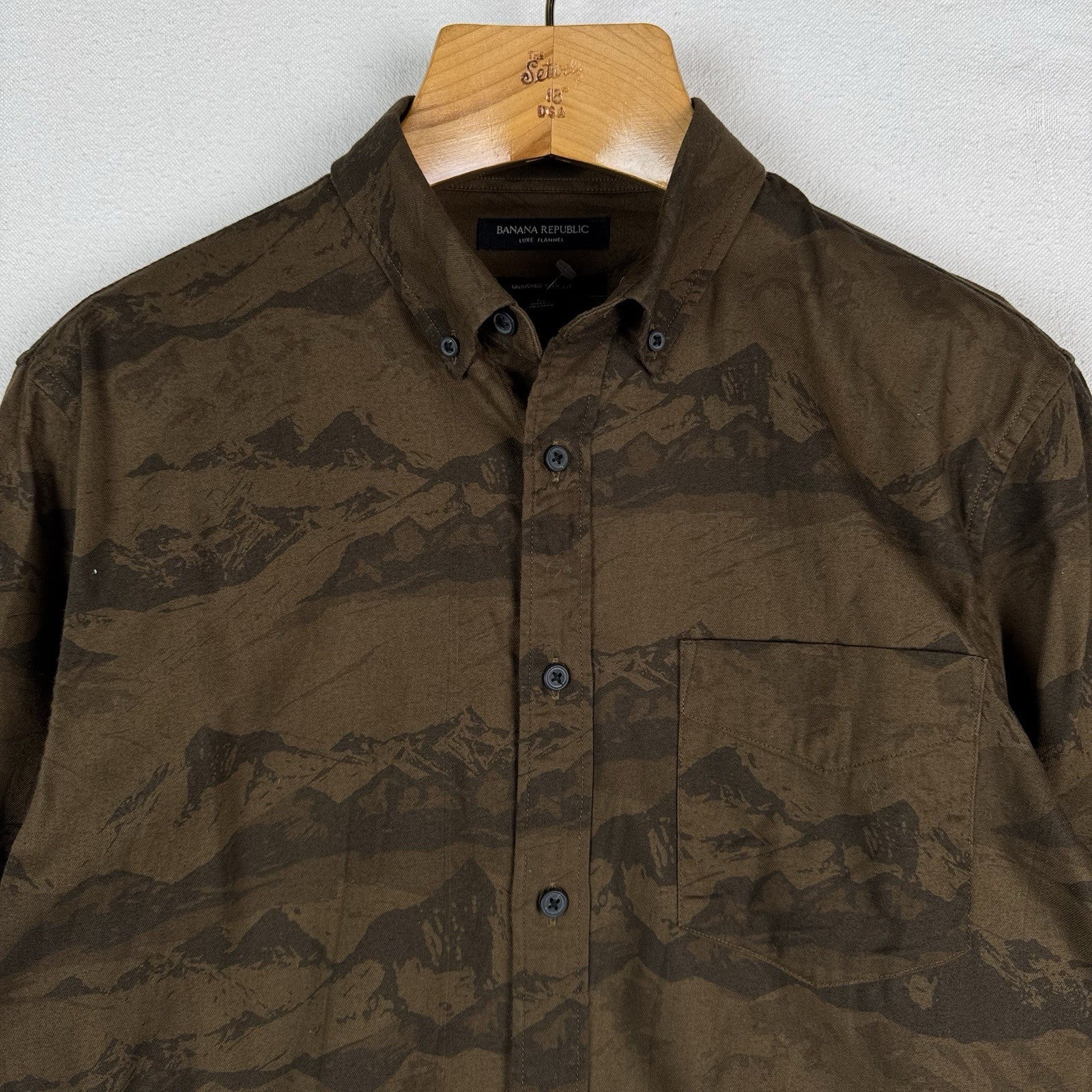 Banana Republic Luxe Flannel Men’s M Mountains Button Up Slim Untucked Shirt