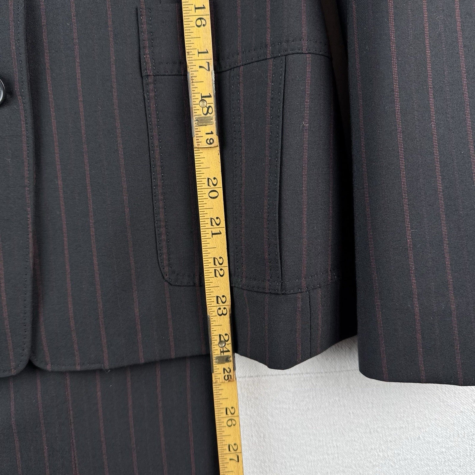Anne Klein Women’s 6 Pant Suit Two Piece Set Black Red Pinstripe Leg=9.5”