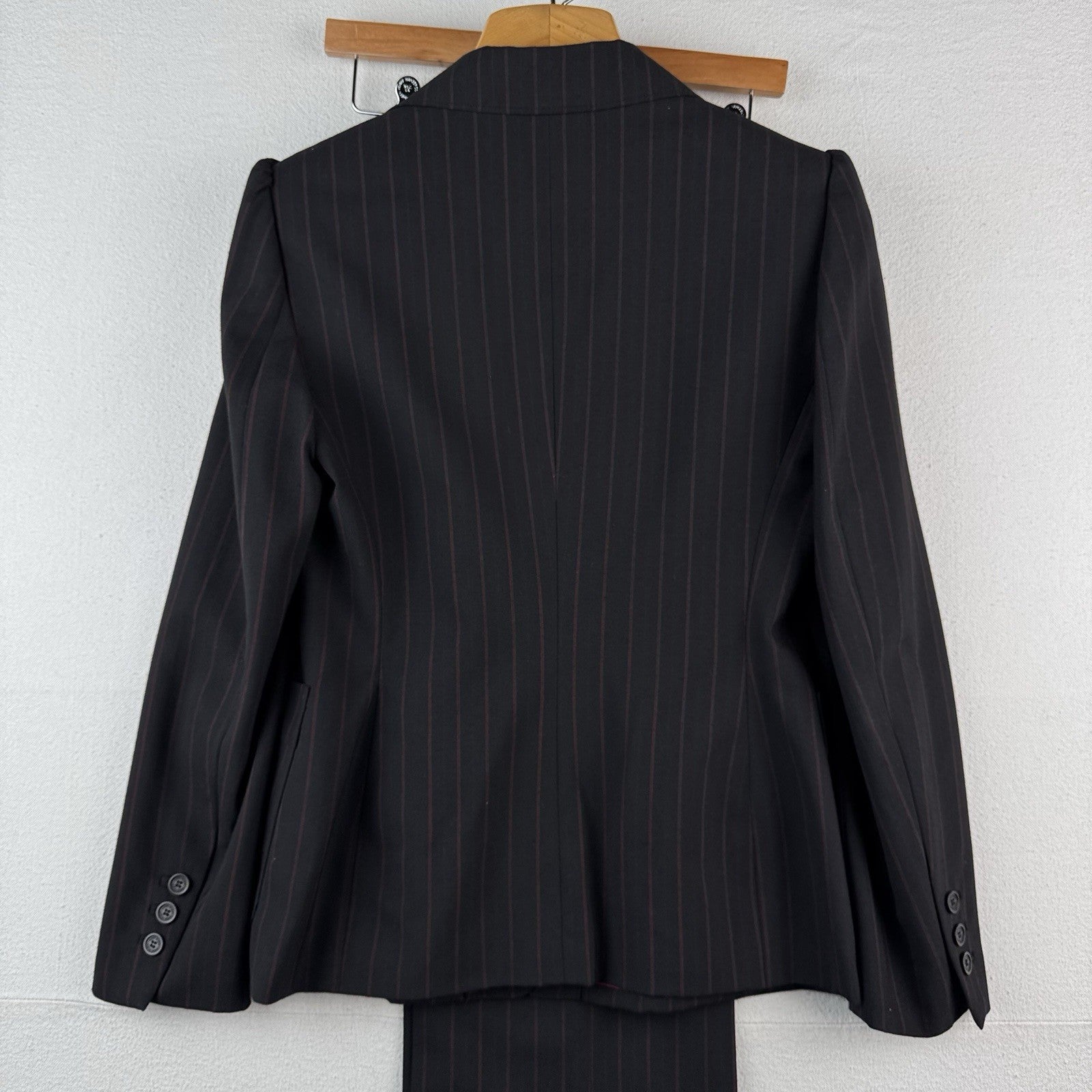 Anne Klein Women’s 6 Pant Suit Two Piece Set Black Red Pinstripe Leg=9.5”