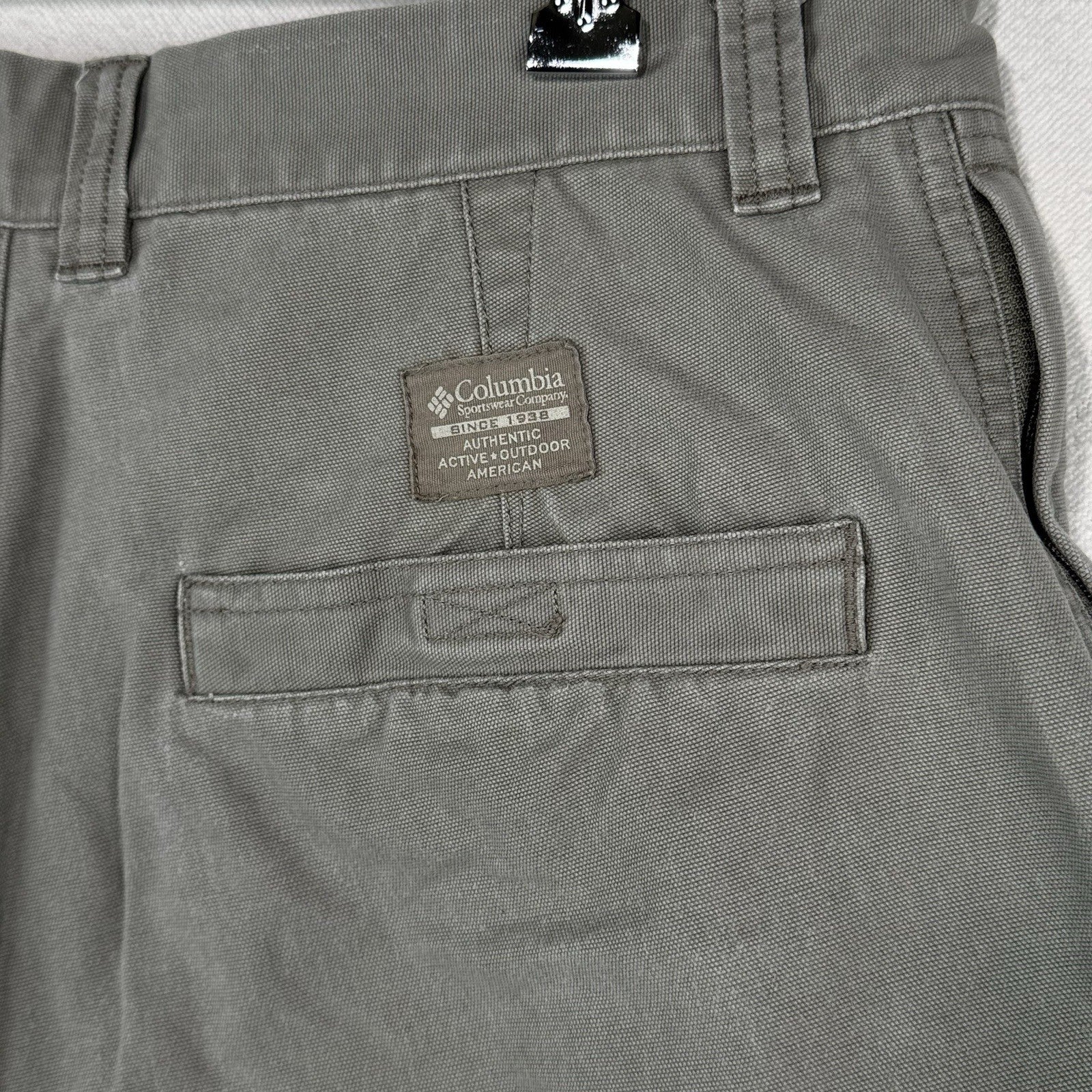 Columbia Men’s 34x7 Flat Front Shorts Side Utility Pockets Khaki Gray