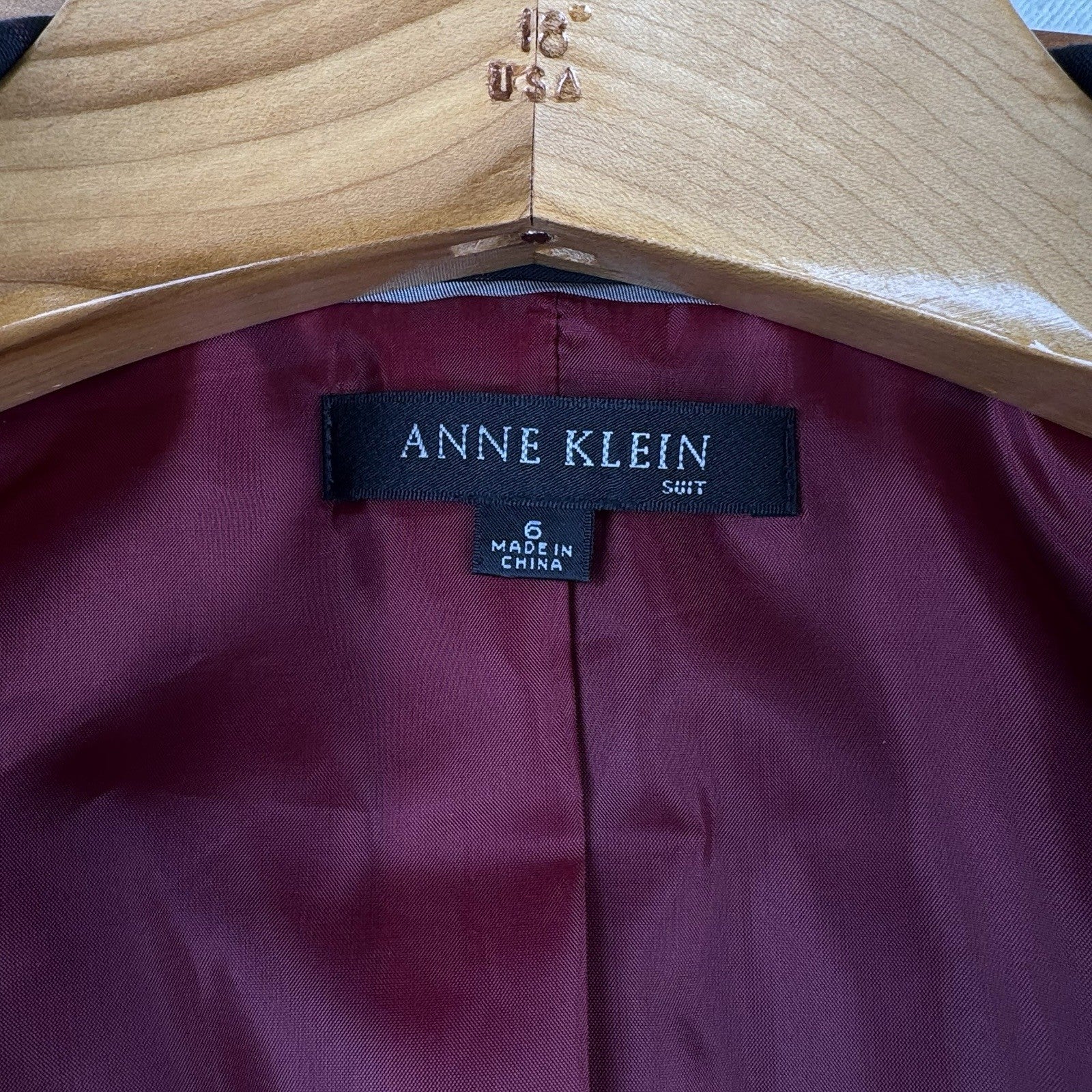 Anne Klein Women’s 6 Pant Suit Two Piece Set Black Red Pinstripe Leg=9.5”