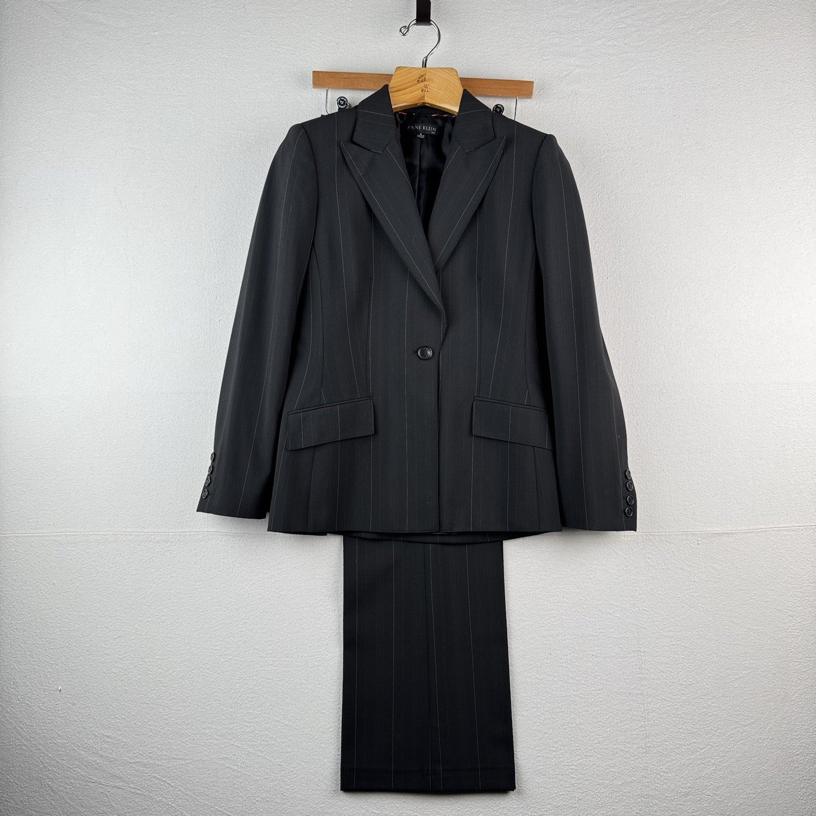 Anne Klein Women's 6 Pant Suit Two Piece Set Black Off-white Pinstripe Leg=10.5”