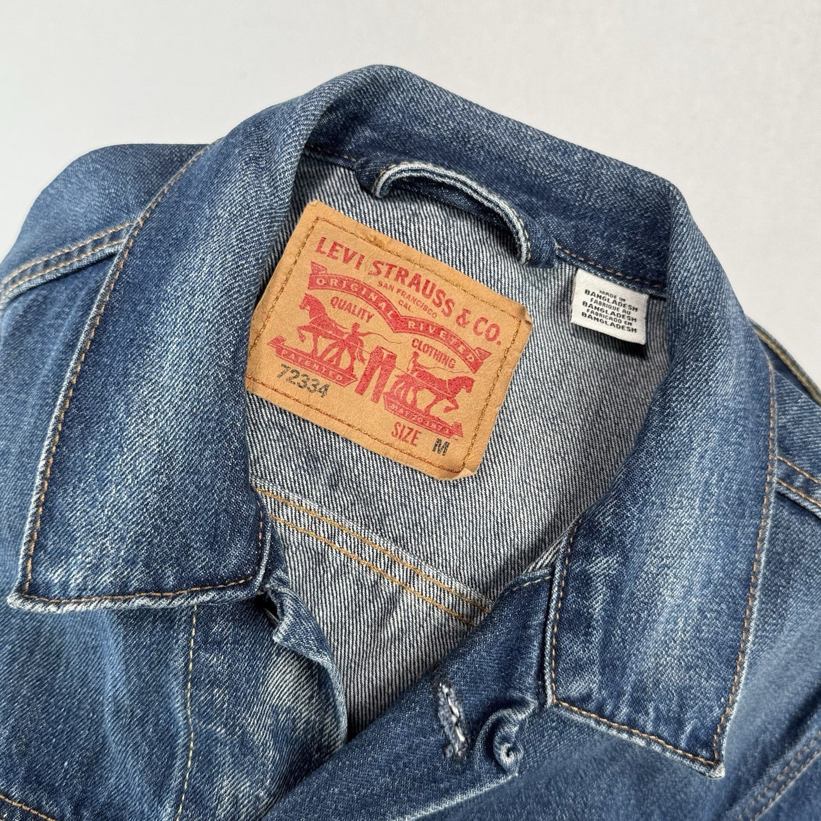 Levi’s Strauss Co Men’s M Blue Denim Trucker Jacket Faded Distressed