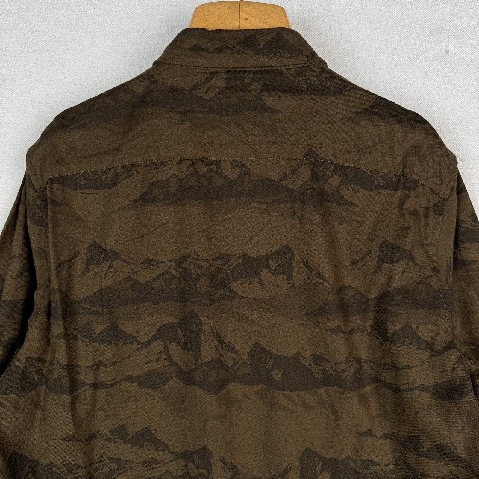 Banana Republic Luxe Flannel Men’s M Mountains Button Up Slim Untucked Shirt