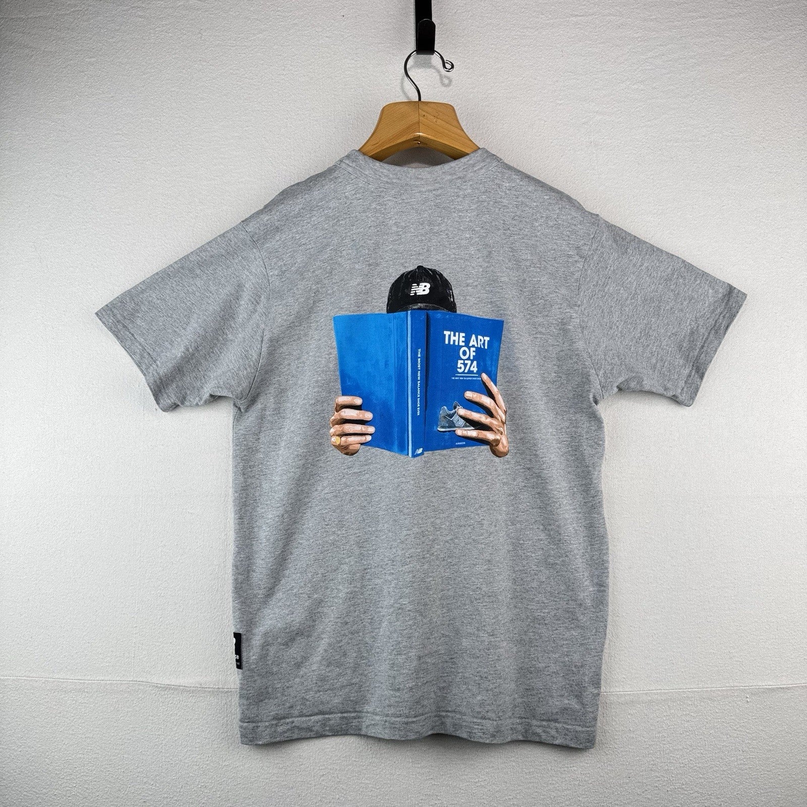 New Balance “The Art Of 574” Storybook Men’s L Gray T-shirt