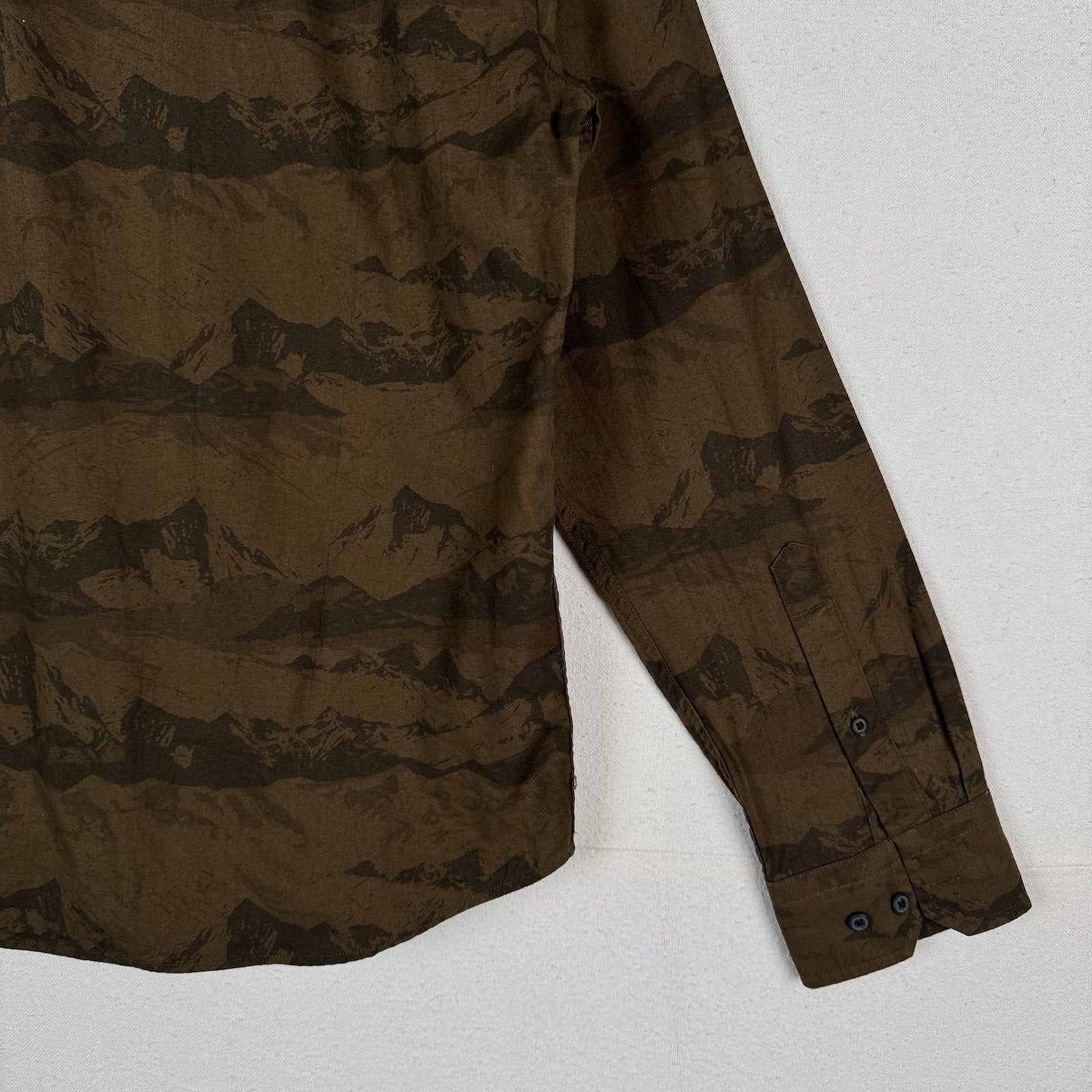 Banana Republic Luxe Flannel Men’s M Mountains Button Up Slim Untucked Shirt