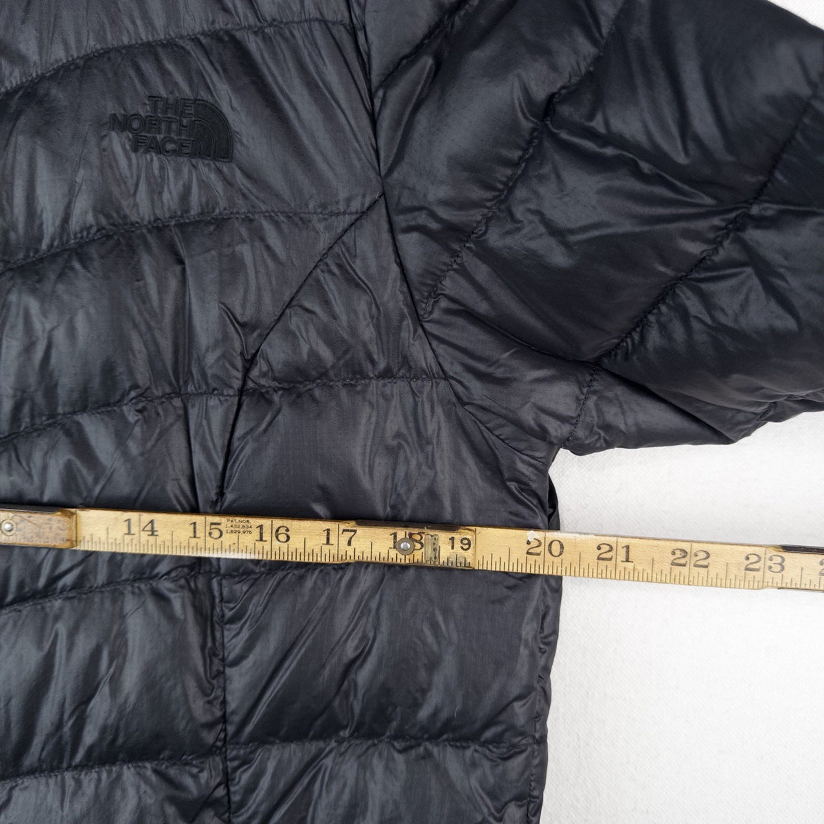 The North Face TNF Women’s L Down Chevron Puffer Zip Up Jacket *No Zipper Tab
